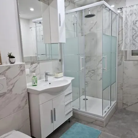 Short Term Housing In Apartment *